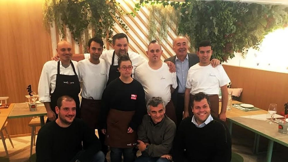 Ragazzi disabili nello staff di cuochi e camerieri.jpg