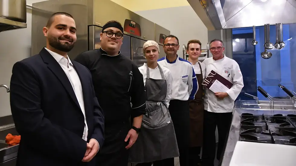 la-brigata-di-cucina-a-sinistra-davide-reoletti-cuoco-e-socio-a-destra-lo-chef-stefano-fac