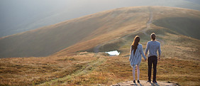 Paar mit Blick auf die Landschaft