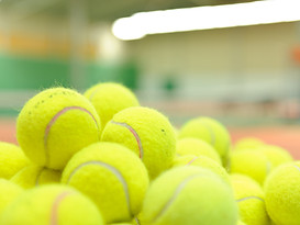 Pile av tennisbollar