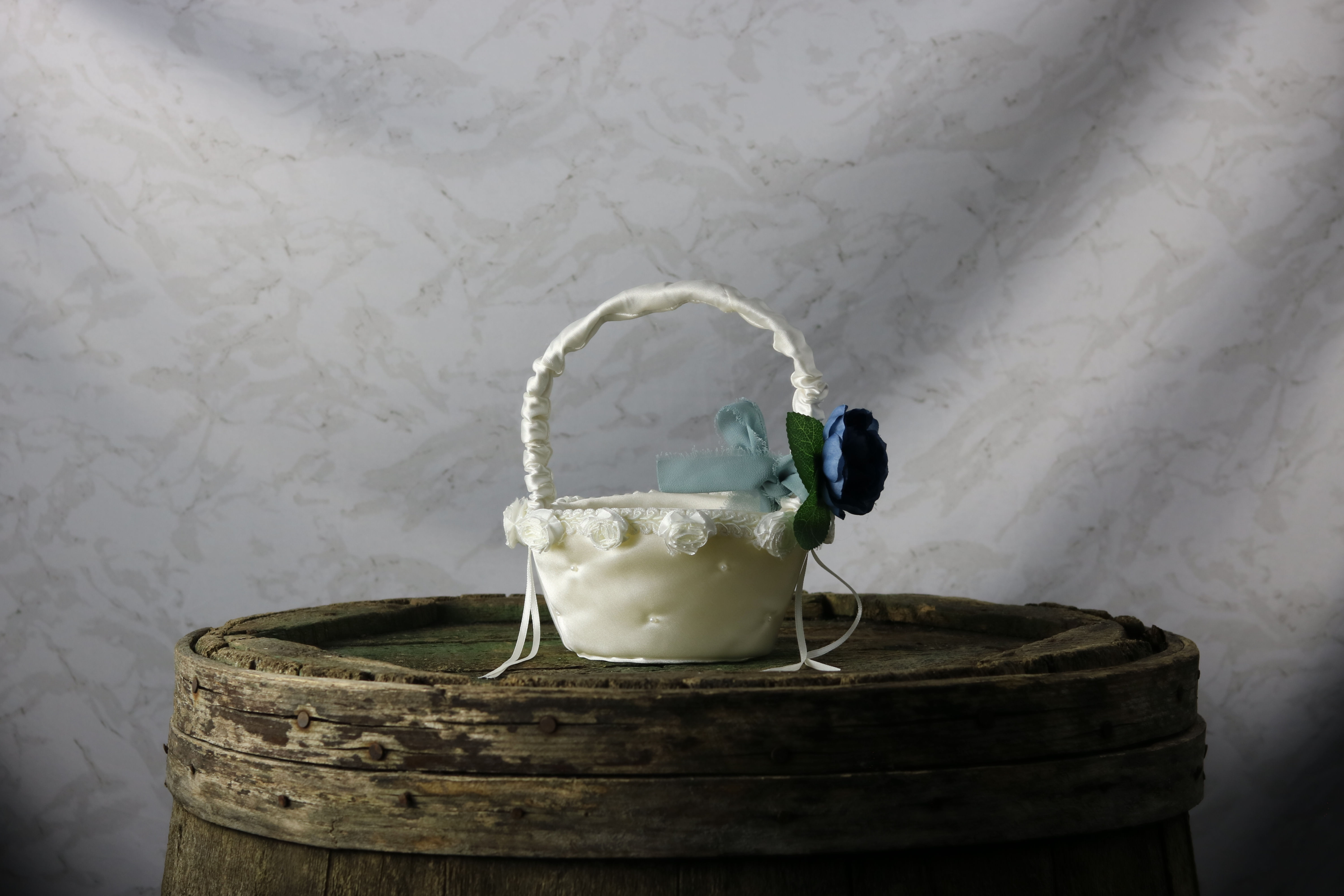 Panier en satin blanc