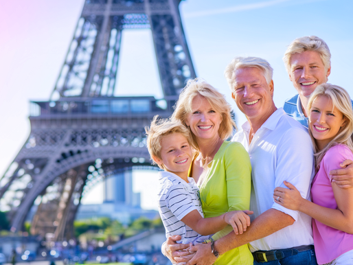 Família feliz em frente à Torre Eiffel.