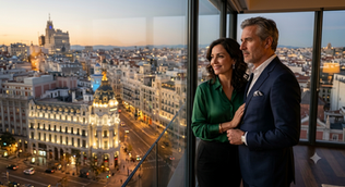 Investidores de perfil sênior contemplando vista urbana na Europa, planejando a mobilidade internacional e investimentos.