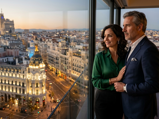 Investidores de perfil sênior contemplando vista urbana na Europa, planejando a mobilidade internacional e investimentos.