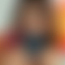 Mulher sorrindo com passaporte espanhol.