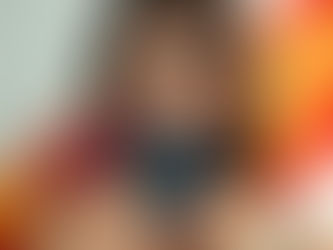 Mulher sorrindo com passaporte espanhol.