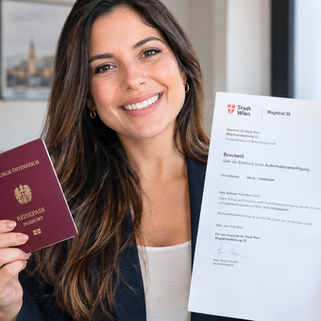 Requerente segurando o passaporte austríaco deferido junto ao documento oficial de cidadania europeia.