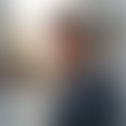 Jovem descendente de franceses celebrando a conquista da dupla cidadania em Paris.