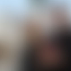 Casal celebrando a obtenção da cidadania croata em frente à Igreja de São Marcos, Zagreb.