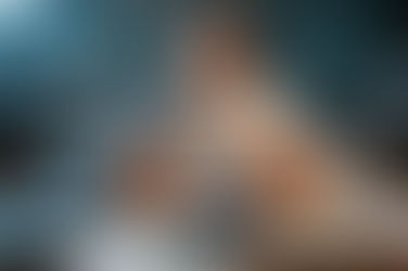 Pessoa analisando documentos de cidadania com expressão de frustração