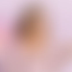 Mulher com laço rosa representando o Outubro Rosa