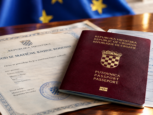 Passaporte croata oficial descansando sobre certidões de cidadania croata aprovadas.