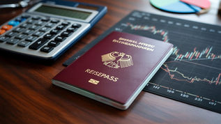 Passaporte alemão e calculadora representando o planejamento fiscal da cidadania alemã.