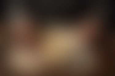 Pesquisa genealógica com documentos antigos, como passaportes e cartas, sobre uma mesa de madeira.