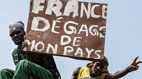 "África: Adieu la France, a jamais!"