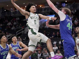 Brayden Burries playing for the Milwaukee Bucks
