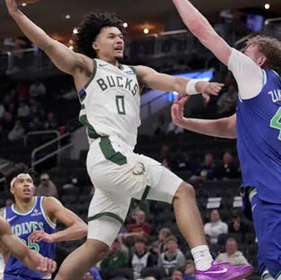 Brayden Burries playing for the Milwaukee Bucks