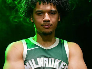 Brayden Burries playing for the Milwaukee Bucks