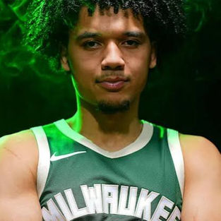 Brayden Burries playing for the Milwaukee Bucks