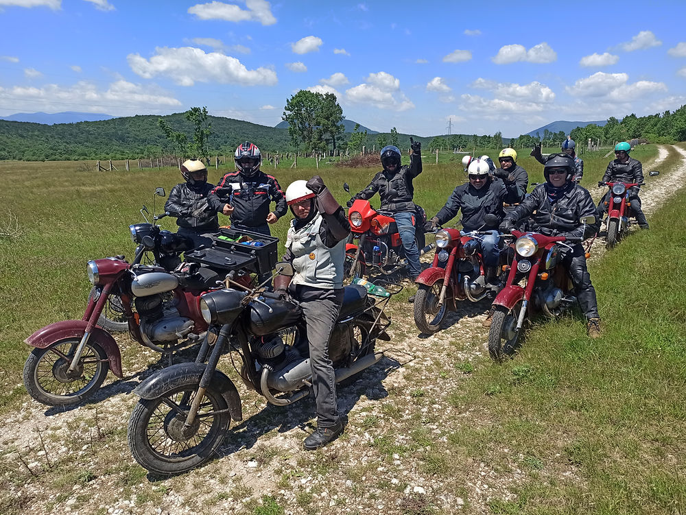 Motocyklisté na dvou kolech na polní cestě