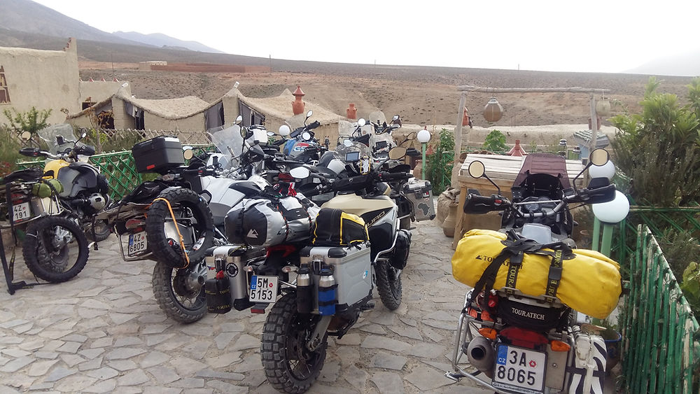 Motocykly s bagáží u kempu v poušti