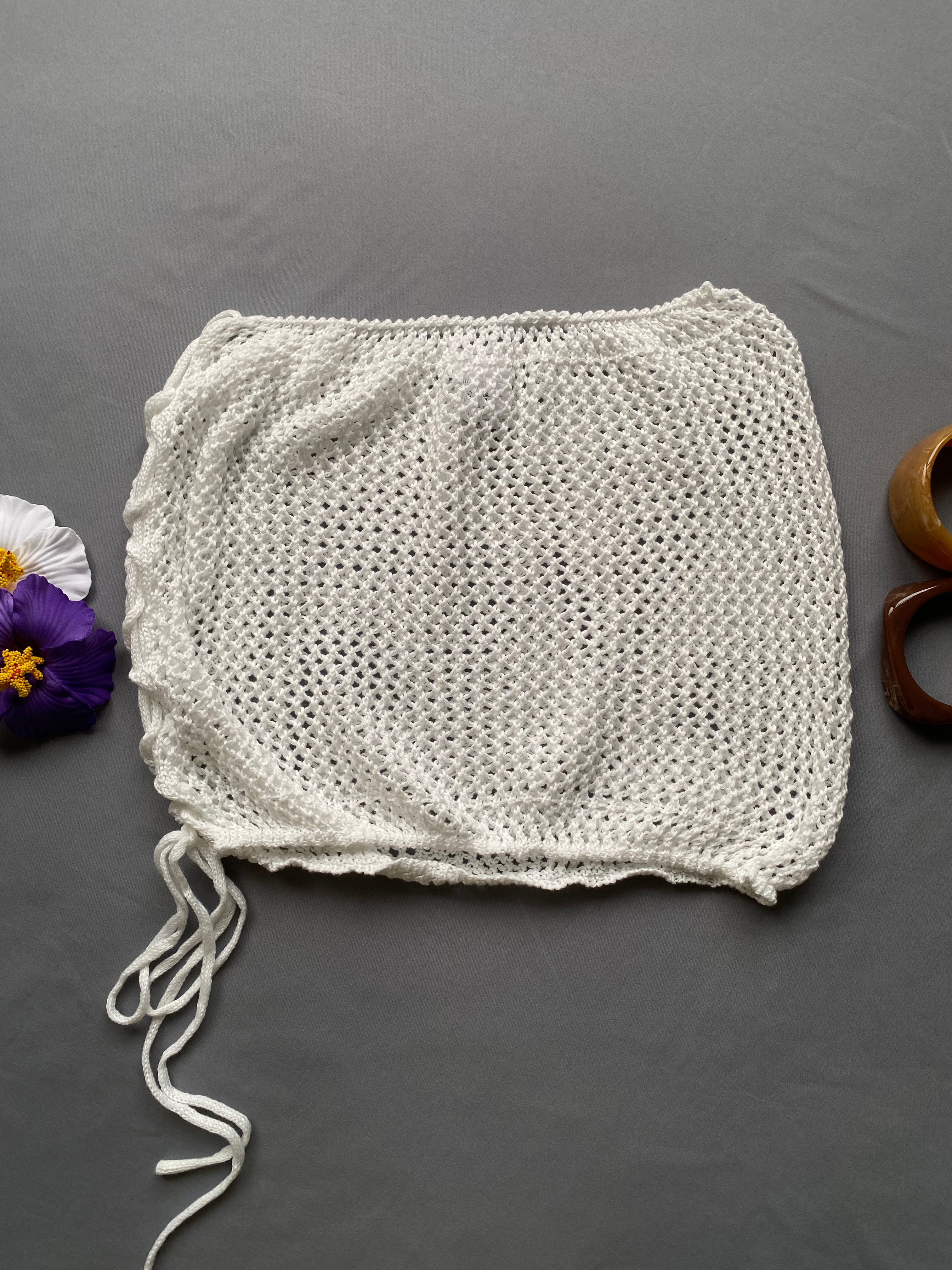 Cover corto tejido con ajuste de costado 