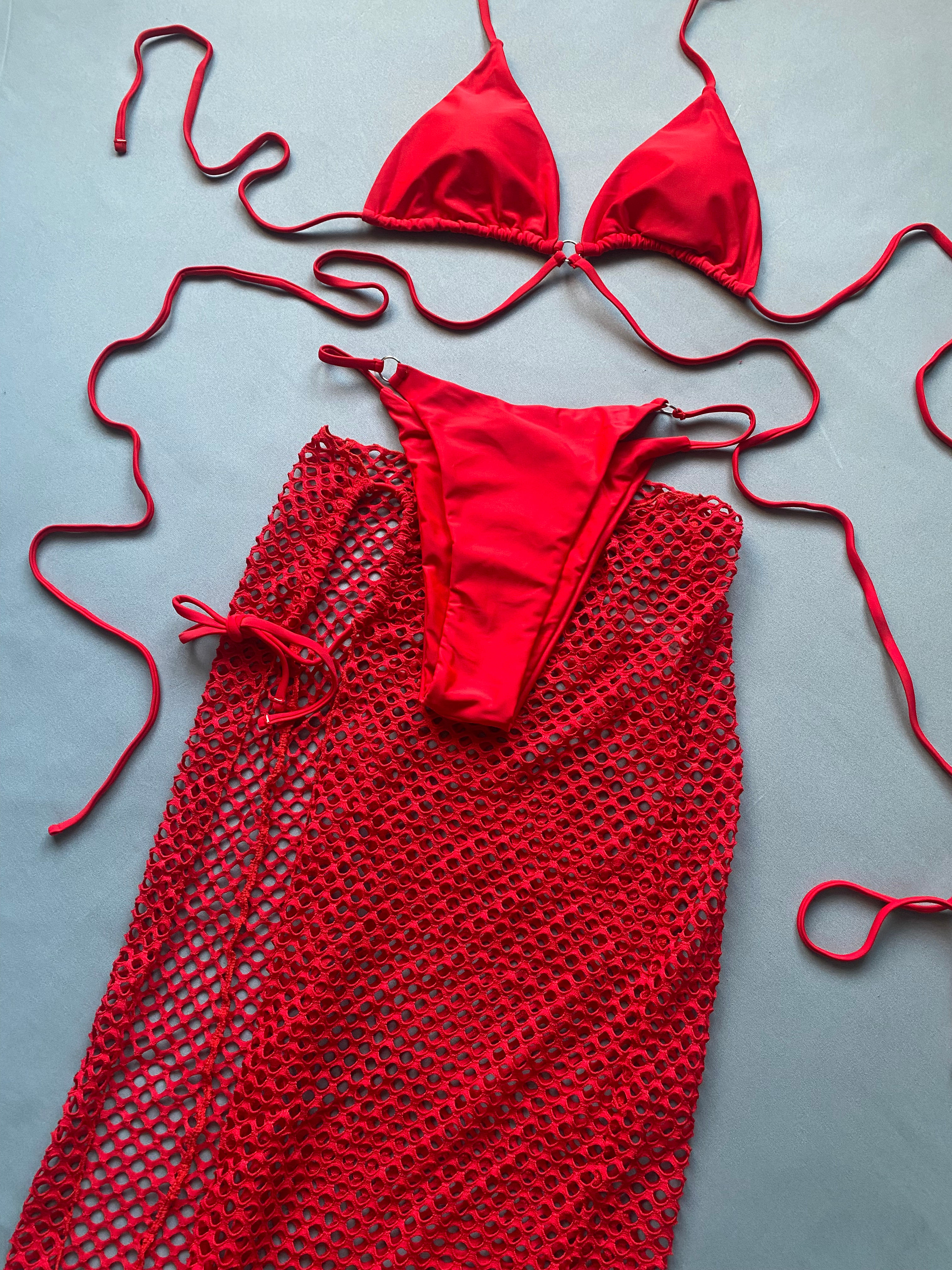 Bikini de tres  piezas con detalle de conchas 