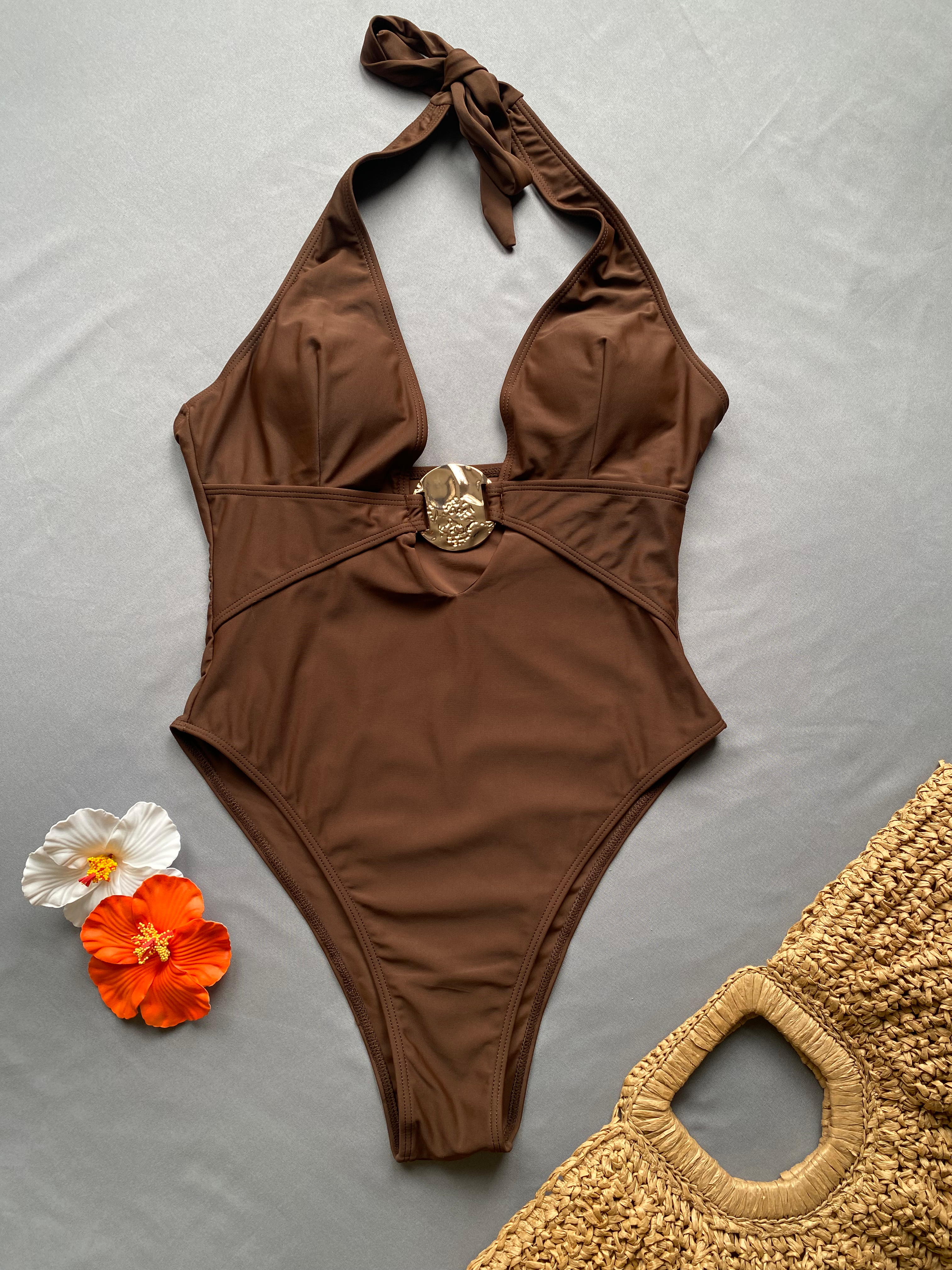 Bañador de una pieza café con detalle dorado