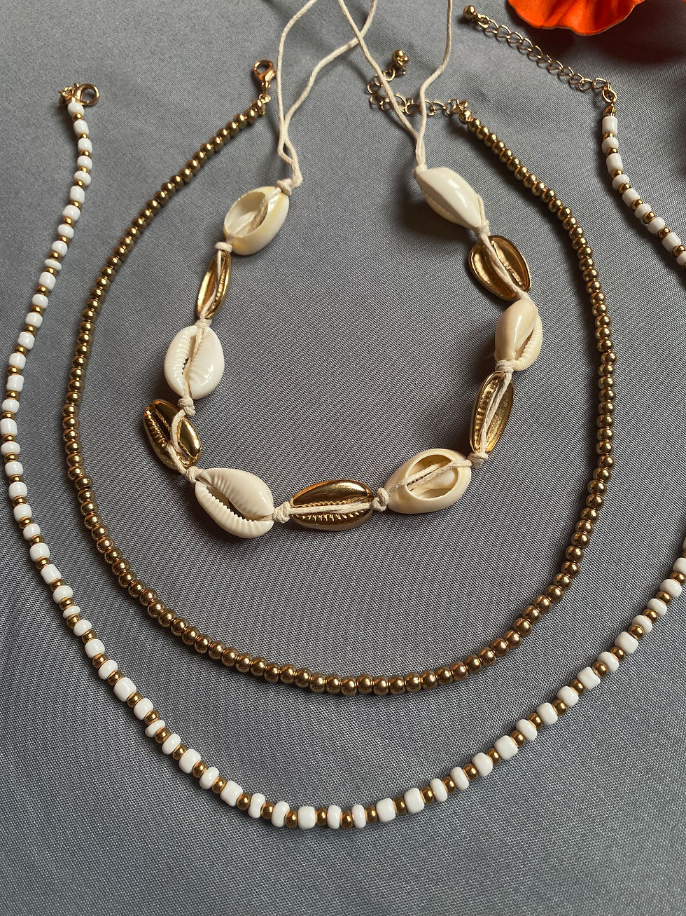 Miniatura: Juego de tres collares con gargantilla de conchas