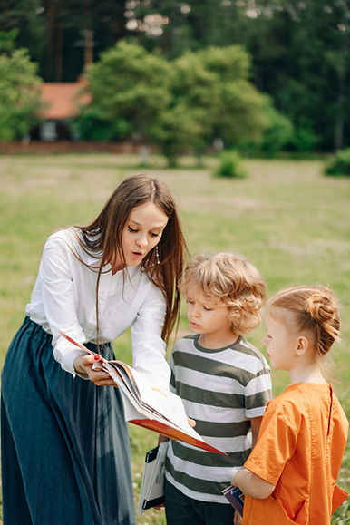 Pädagogin die Kindern etwas erklärt