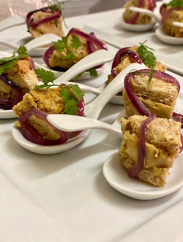 Bouchées apéritives servies sur cuillères, pain toasté et oignon rouge