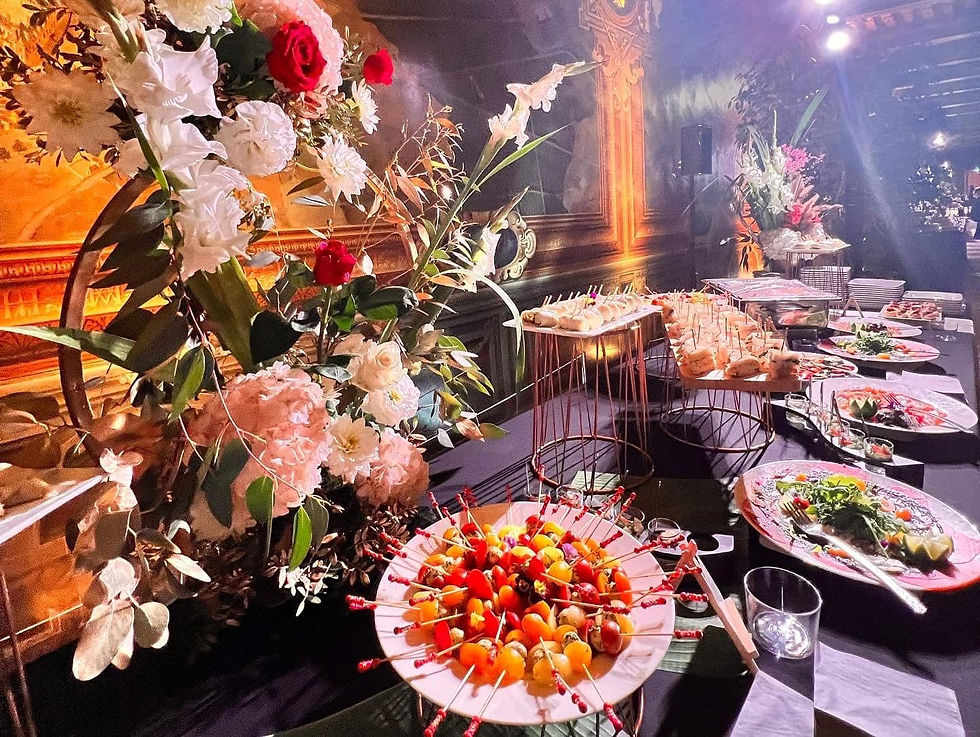 Réception privée : table dressée et décor floral