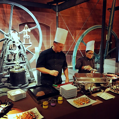 Deux cuisiniers THE DISH en service derrière un comptoir de cuisine en direct
