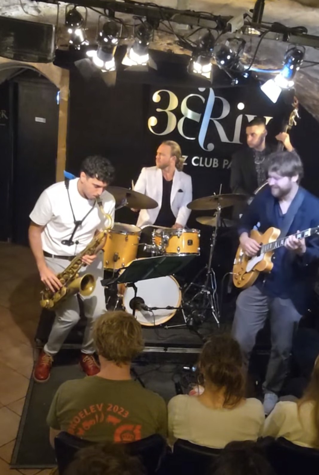 Hans Luchs playing guitar with his quartet on stage at 38Riv Jazz Club in Paris