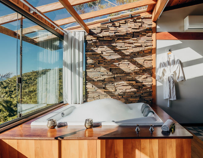 Banheira de Hidromassagem com Teto de Vidro, Roupões e Decoração em Estilo Rústico Chique e vista para a natureza