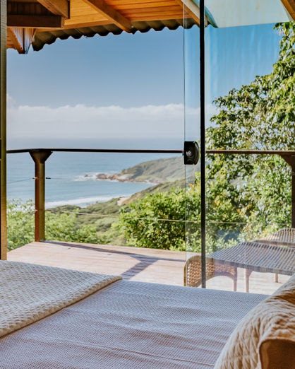 Detalhe do Quarto com Varanda Coberta e Linda Vista do Canto Sul da Praia do Rosa e da Natureza em um dia de sol