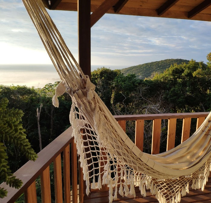Amanhecer tranquilo na rede de descanso do Chalé Luxo 7 com Vista da Praia do Rosa e montanha do canto sul, além de muita natureza