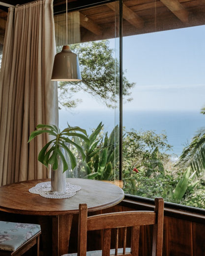 Mesa de Jantar do Chalé com Vista do Mar da Praia do Rosa e Natureza