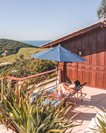 Varanda Exterior do Chalé Master Plus 8 com vista para a montanha do canto sul da Praia do Rosa