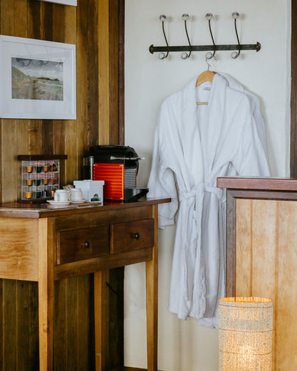 Detalhes da decoração da Acomodação Master 5 Roupões e uma Cafeteira Nespresso fazem parte das amenidades do Chalé