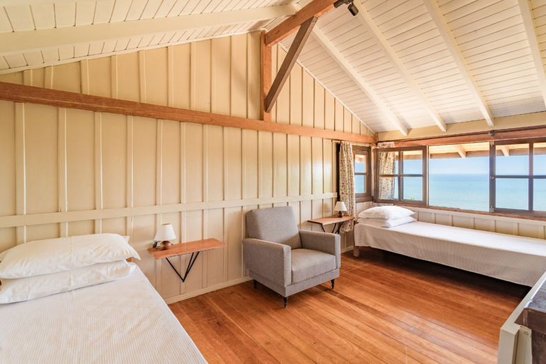 Quarto de Casal no Andar Superior todo de madeira do Chalé Luxo 7 com 2 camas de solteiro que podem se juntar com vista do Mar da Praia do Rosa