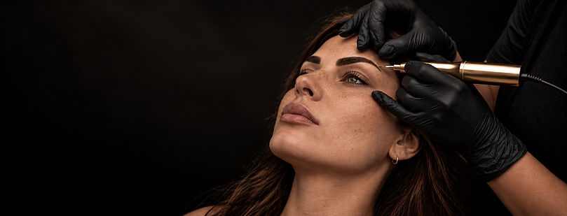 Augenbrauen-Pigmentierung mit Permanent-Make-up-Gerät