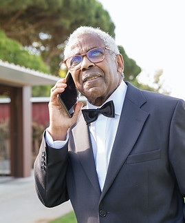 Es ist nie zu spät für liebe Worte! Unser eleganter Herr nimmt nachträglich seine Glückwünsche auf - dank des digitalen Audio Gästebuchs ist dies jederzeit möglich!