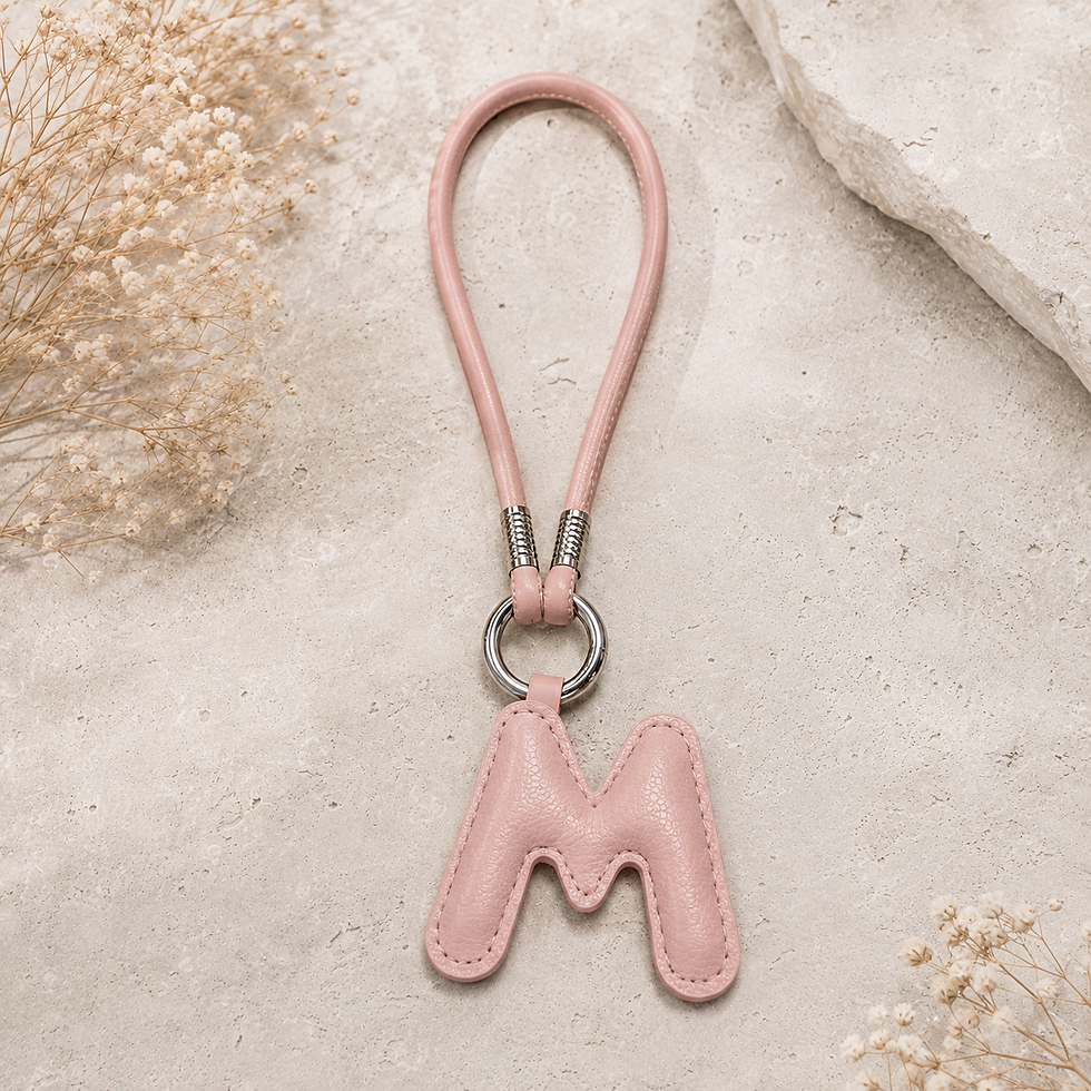 Bijou de sac chic en cuir rose avec lettre M personnalisée.