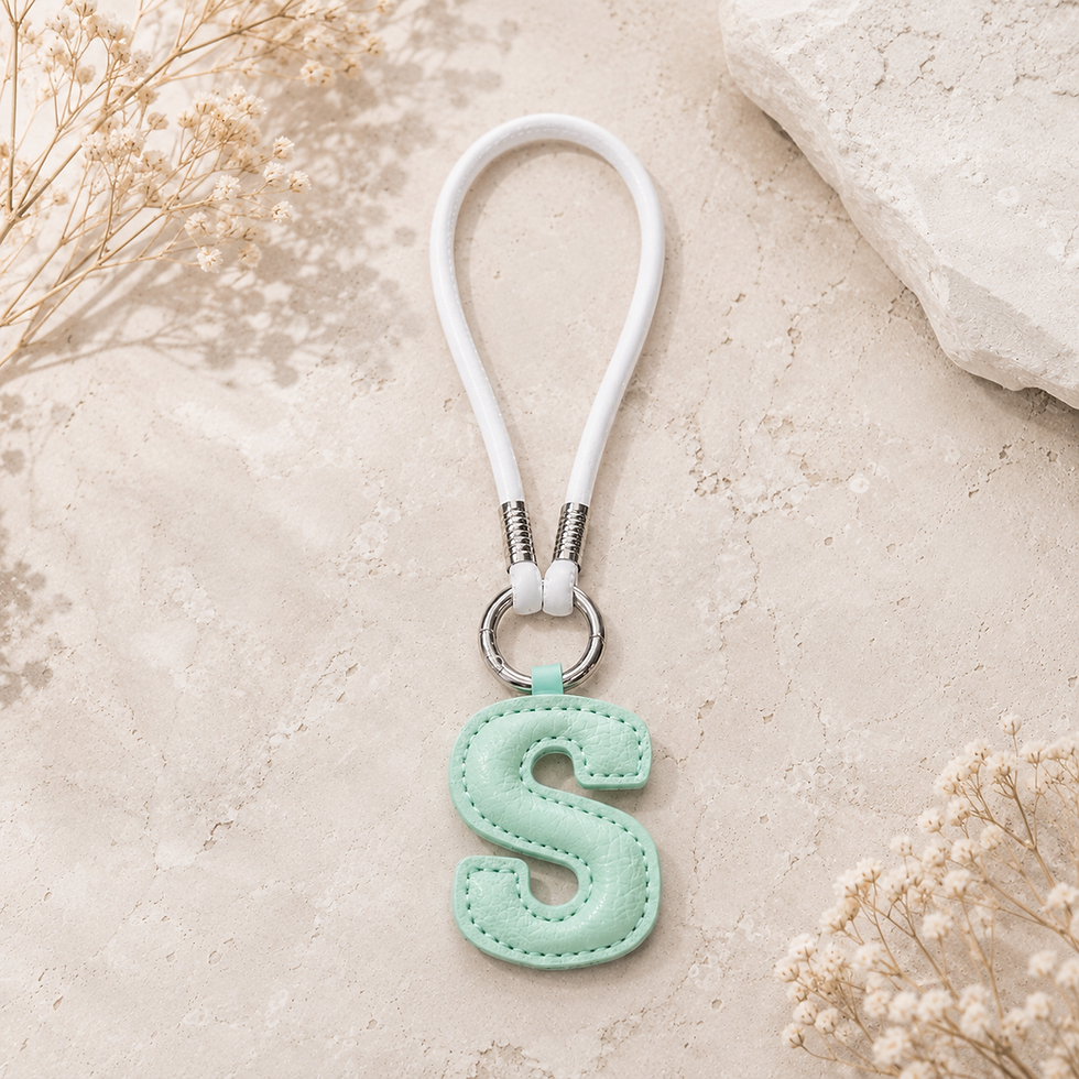 Bijou de sac chic en cuir vert avec lettre S.