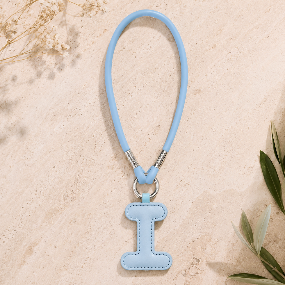 Bijou de sac chic avec lettre I bleue pour femme.