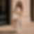 Femme portant un sac blanc avec bijou de sac BreLok personnalisé