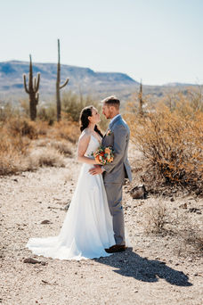 bride and groom portaits, bride and groom posing ideas, desert arizona wedding