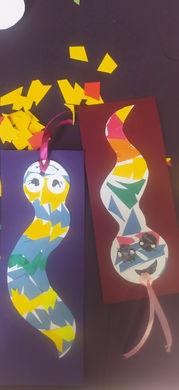 mozaikas tehnikā grāmatzīmes čūskas