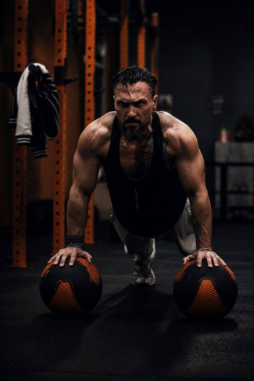 Uomo esegue un plank su med ball durante un allenamento funzionale, migliorando forza, stabilità del core e controllo del corpo.